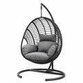 Poltrona sospesa in rattan sintetico nero con cuscini grigi