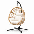 Sedia sospesa in rattan con cuscini e struttura in acciaio